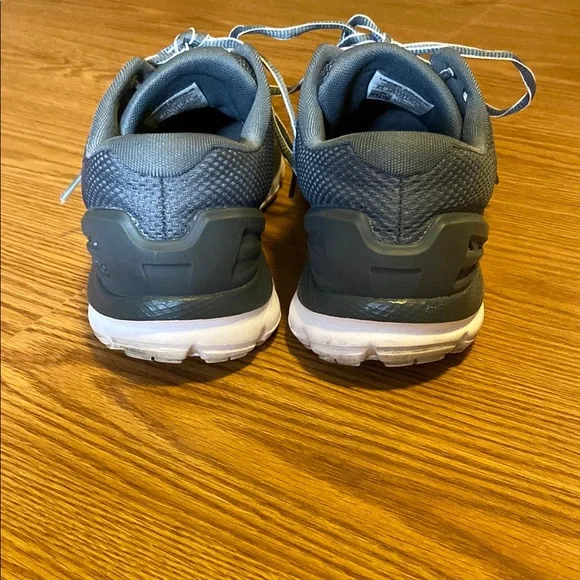 Men’s Size 9.5 Under Armour Gray Athletic Shoes - Picture 3 of 9
